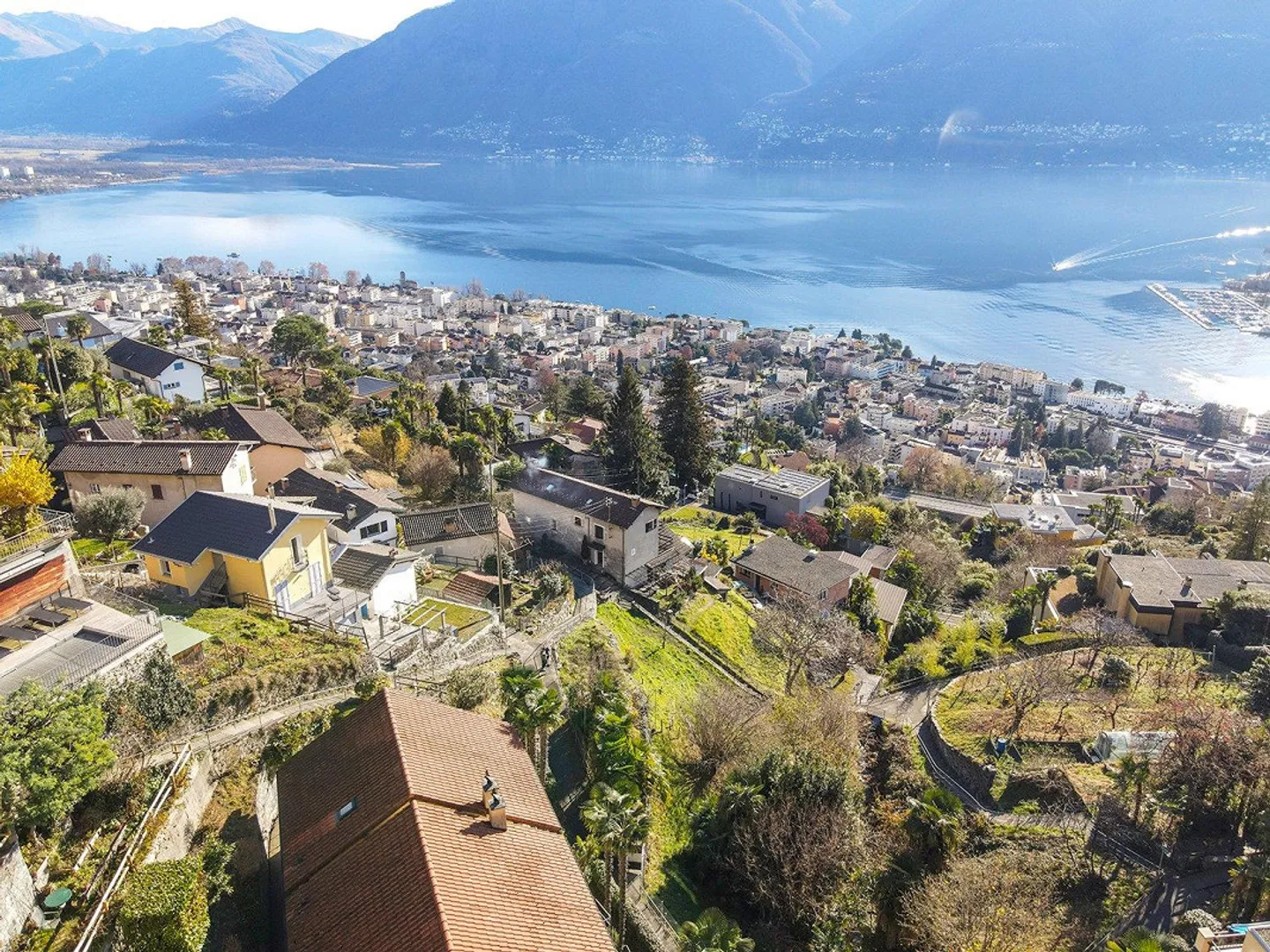 Terrain constructible avec vue imprenable sur le lac - Photo 6 sur 8