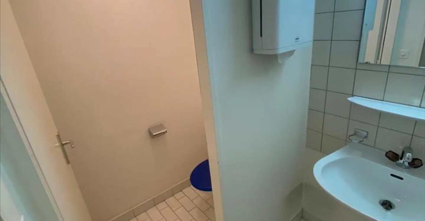 Office space for rent - Photo 2 of 7