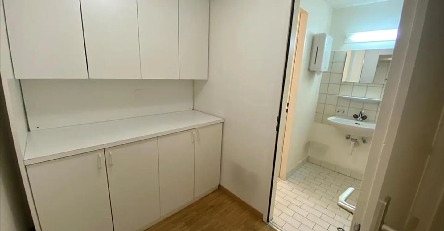 Office space for rent - Photo 5 of 7