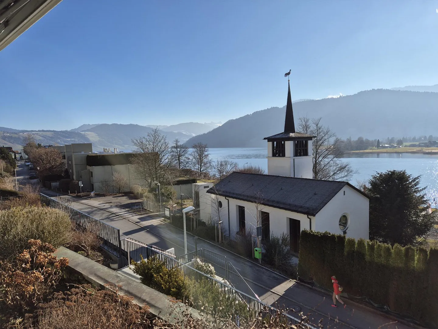 Sonnige 3.5-Zimmer-Terrassenwohnung mit See- und Bergsicht - Foto 2 von 18