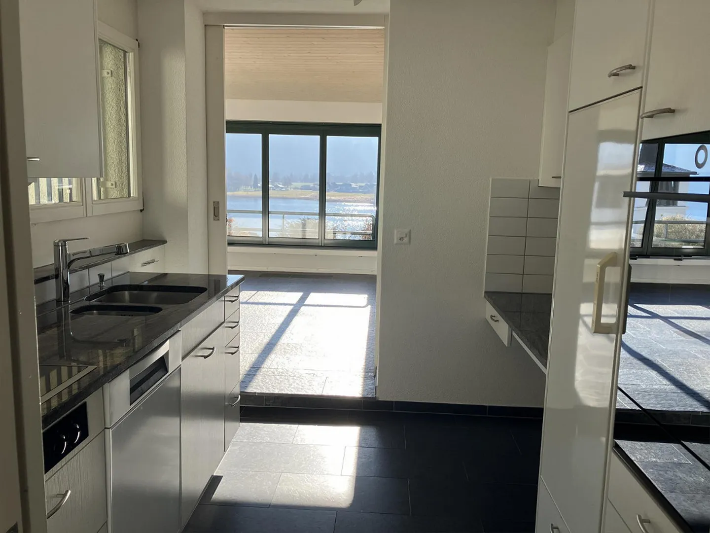 Sonnige 3.5-Zimmer-Terrassenwohnung mit See- und Bergsicht - Foto 3 von 18