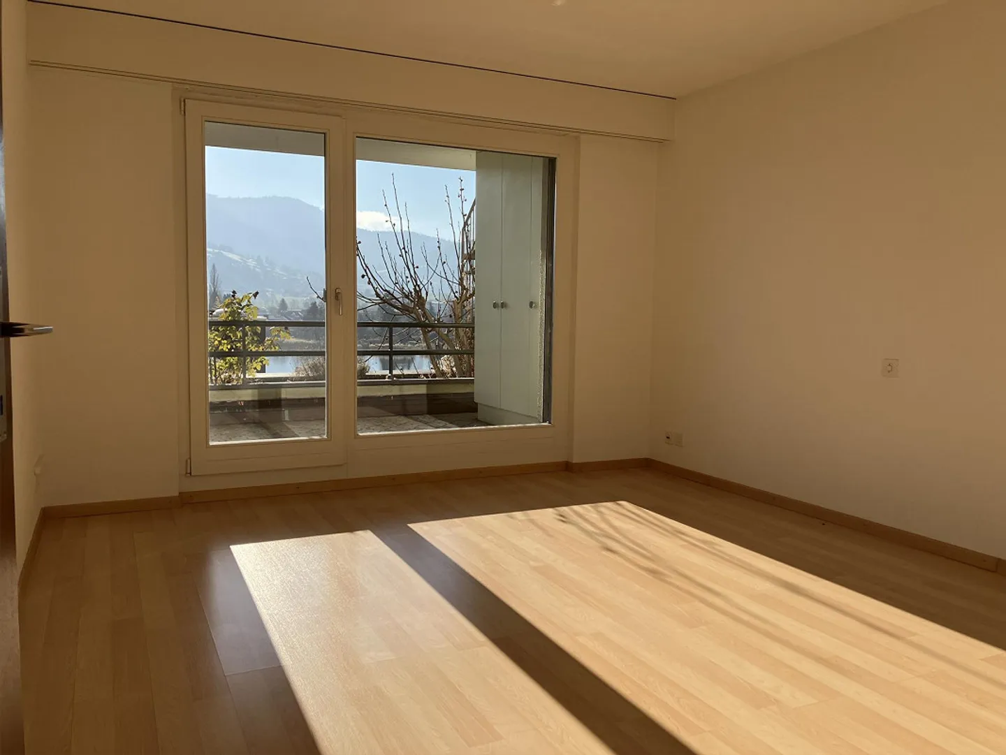 Sonnige 3.5-Zimmer-Terrassenwohnung mit See- und Bergsicht - Foto 5 von 18