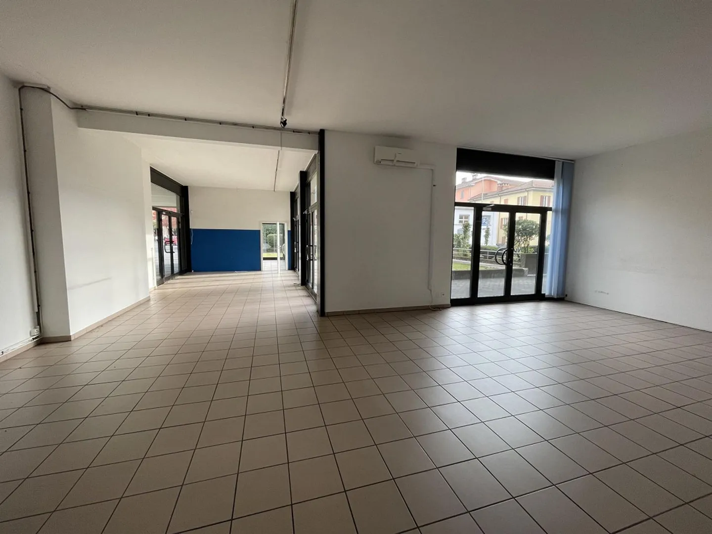 GERÄUMIGER KOMMERZIELLER RAUM MIT FENSTERN IN EINEM HOCHFREQUENZIERTEN GEBIET - Foto 7 von 13