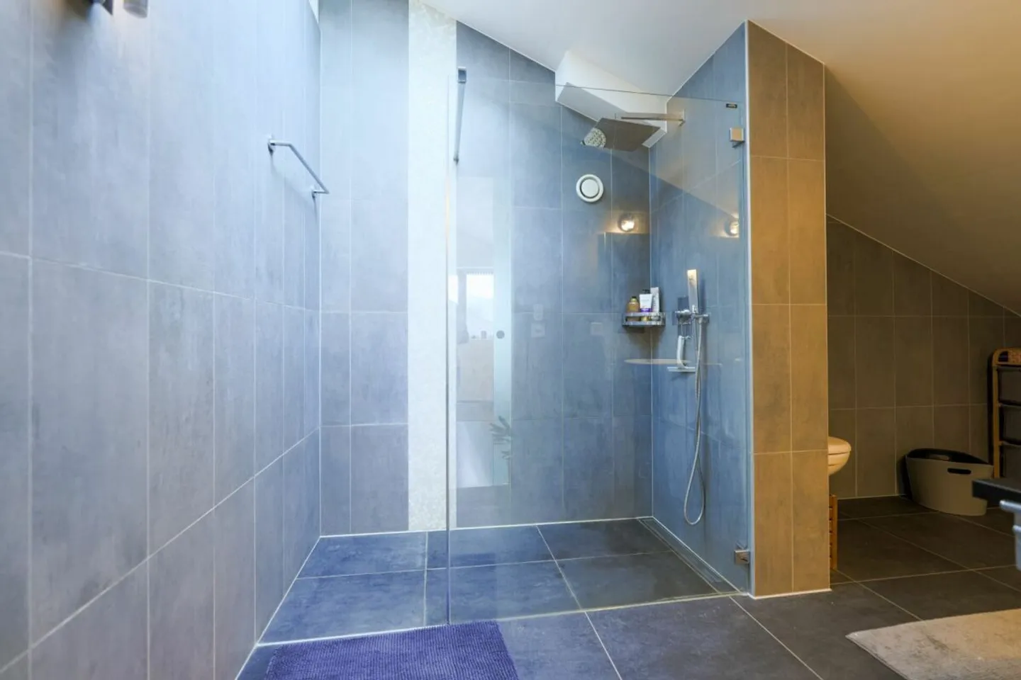Casa a schiera di 6,5 locali con giardino e vista lago - Foto 8 di 11