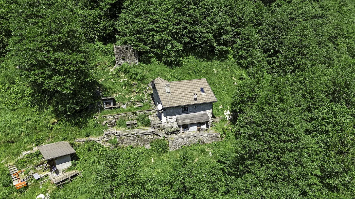 Rustico in Pietra in un Paesaggio Montano Idilliaco - Foto 3 di 29