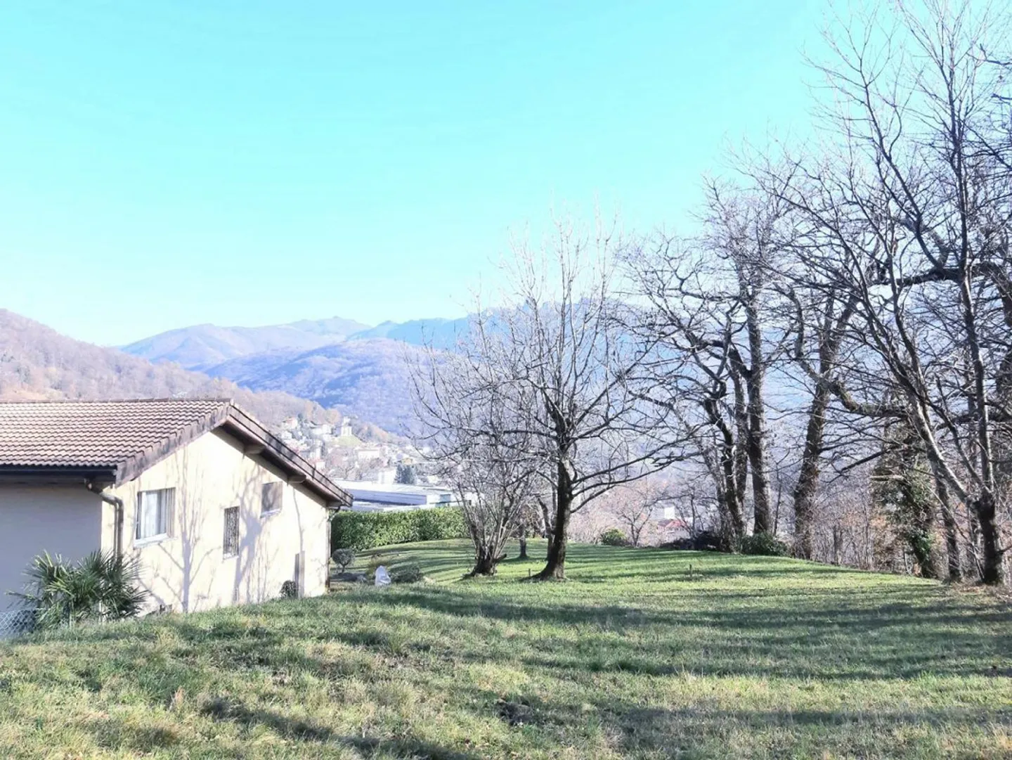 terreno edificabile di 921 m2 - Foto 1 di 12