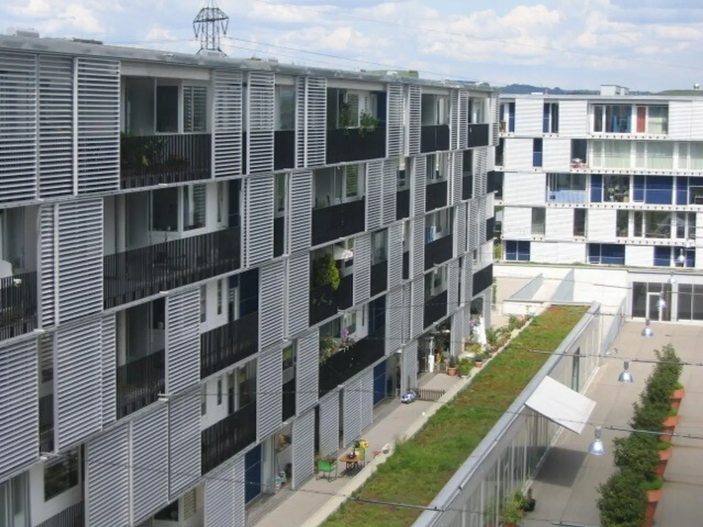 Appartement moderne de 2,5 pièces avec jardin locatif et terrasse en bois à Zurich-Schwamen - Photo 1 sur 13
