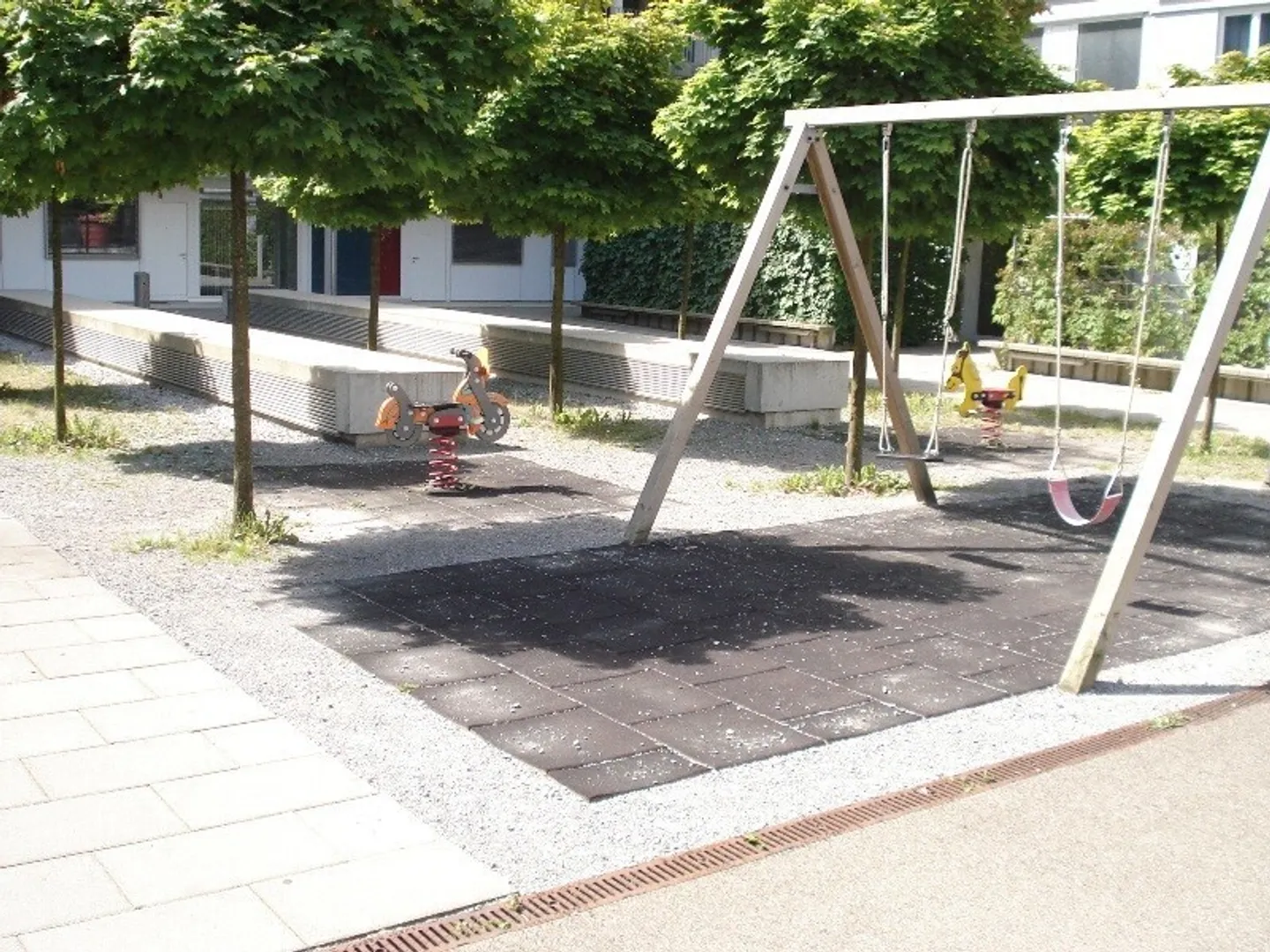 Appartement moderne de 2,5 pièces avec jardin locatif et terrasse en bois à Zurich-Schwamen - Photo 3 sur 13