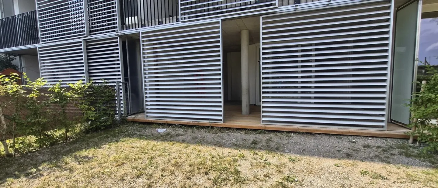 Appartement moderne de 2,5 pièces avec jardin locatif et terrasse en bois à Zurich-Schwamen - Photo 4 sur 13