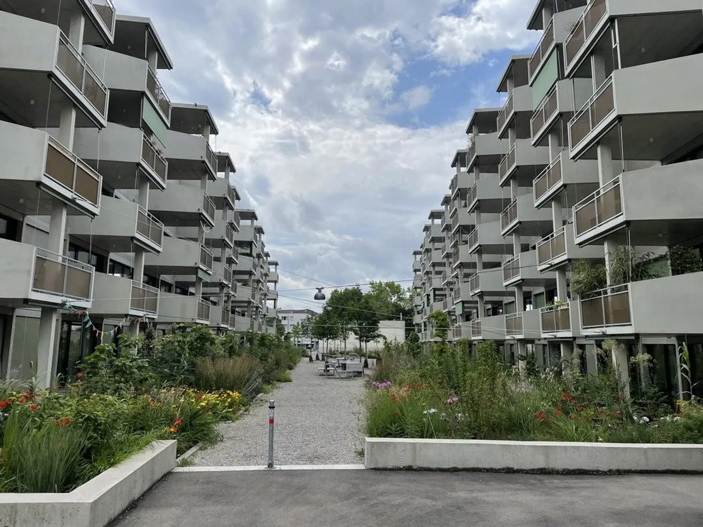 Offrez-vous une place de moto à l'extérieur - Photo 1 sur 2