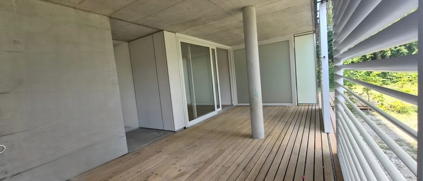 Appartement moderne de 2,5 pièces avec jardin locatif et terrasse en bois à Zurich-Schwamen - Photo 6 sur 13