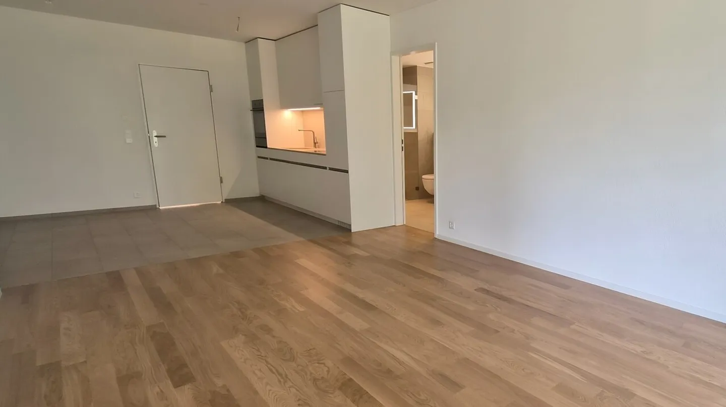 Appartement moderne de 2,5 pièces avec jardin locatif et terrasse en bois à Zurich-Schwamen - Photo 7 sur 13