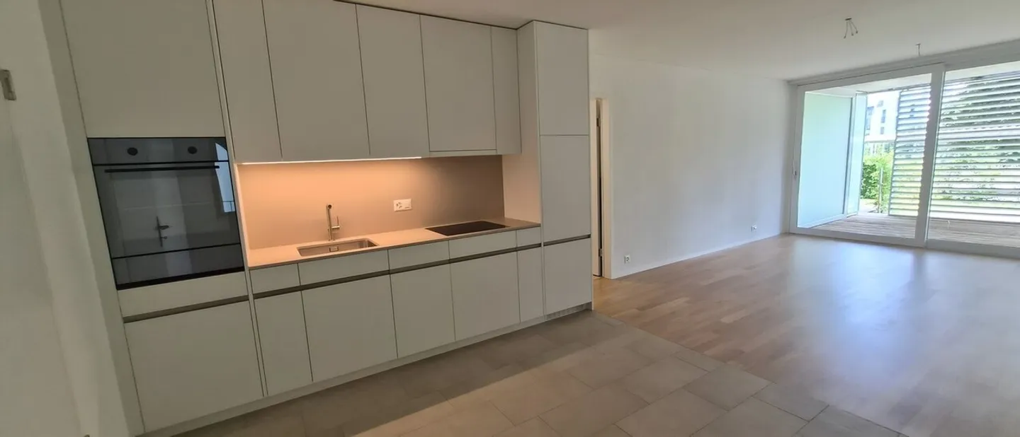 Appartement moderne de 2,5 pièces avec jardin locatif et terrasse en bois à Zurich-Schwamen - Photo 8 sur 13