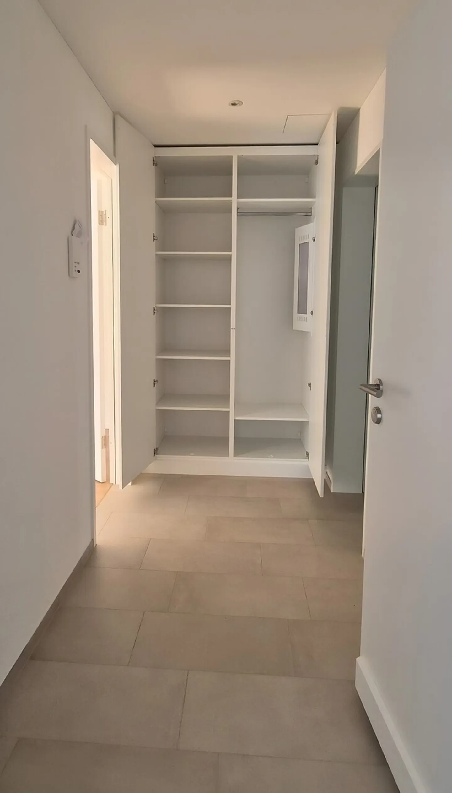 Appartement moderne de 2,5 pièces avec jardin locatif et terrasse en bois à Zurich-Schwamen - Photo 9 sur 13