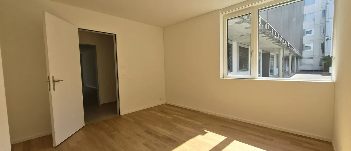 Appartement moderne de 2,5 pièces avec jardin locatif et terrasse en bois à Zurich-Schwamen - Photo 10 sur 13