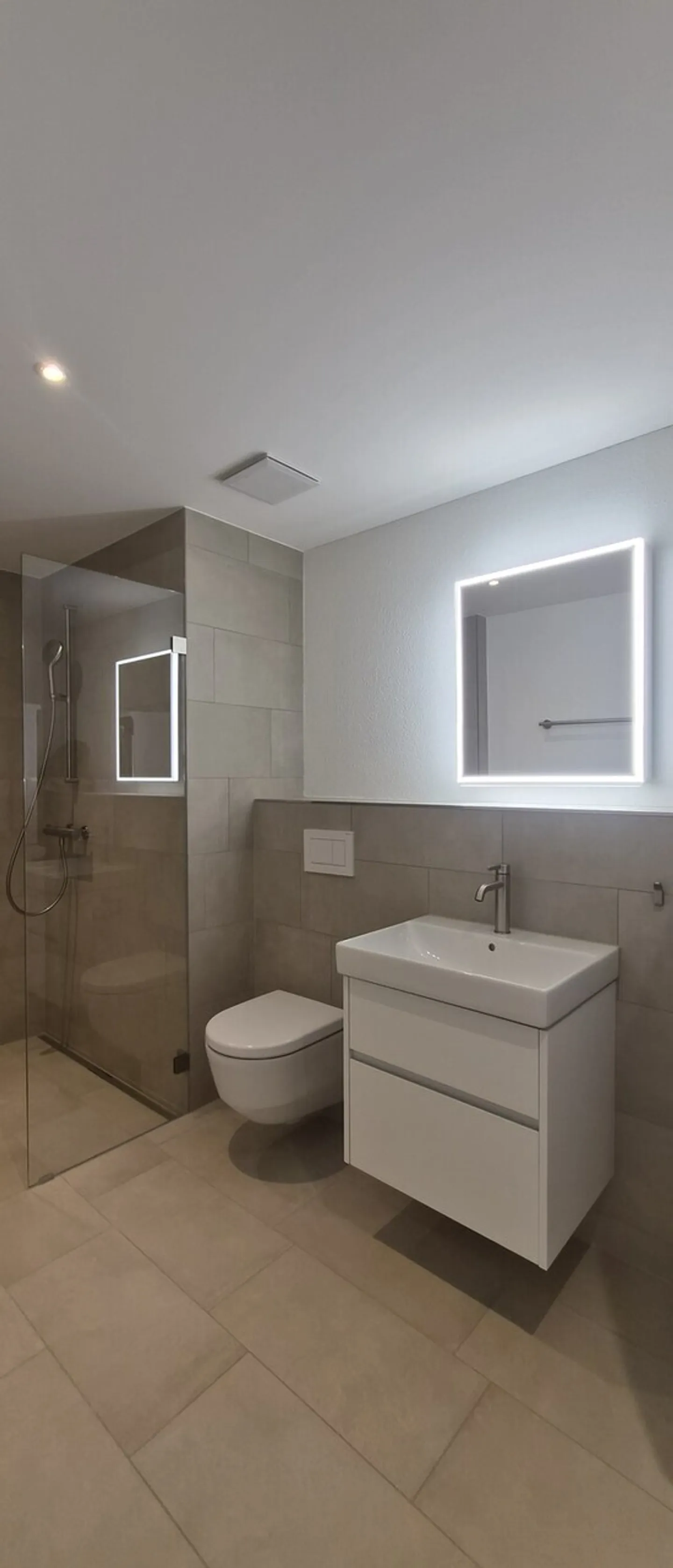 Appartement moderne de 2,5 pièces avec jardin locatif et terrasse en bois à Zurich-Schwamen - Photo 11 sur 13