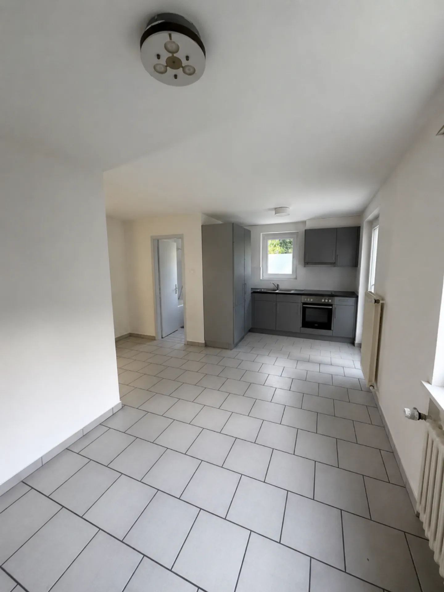 Appartement rénové avec balcons - Photo 2 sur 8