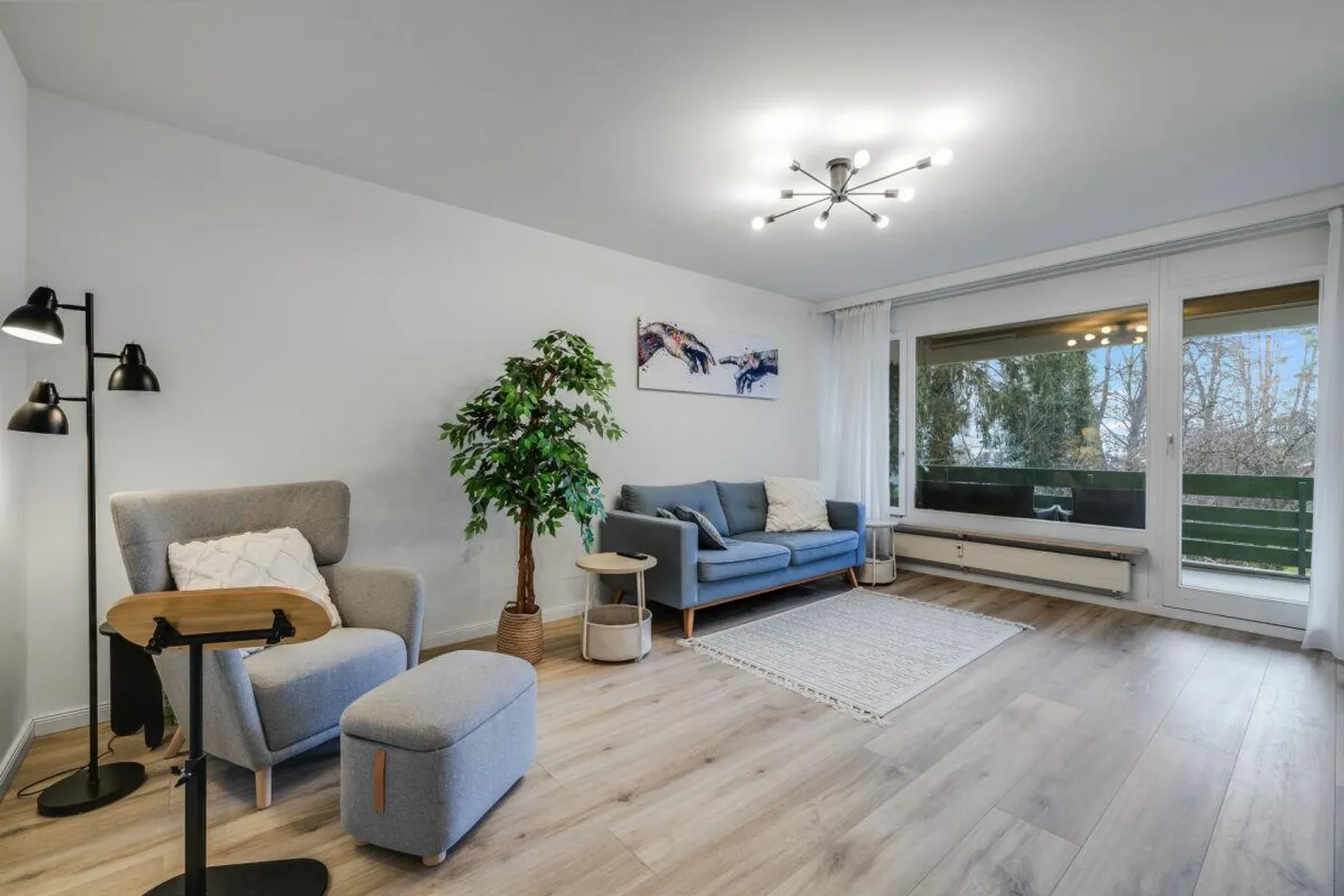 Moderne 2.5-Zimmer Eigentumswohnung mit grossem Balkon und Parkplätzen - im Baurecht - Foto 2 von 12