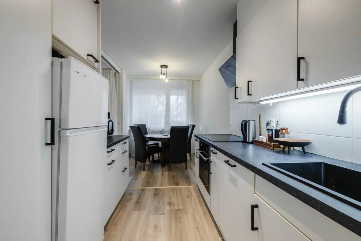 Moderne 2.5-Zimmer Eigentumswohnung mit grossem Balkon und Parkplätzen - im Baurecht - Foto 4 von 12