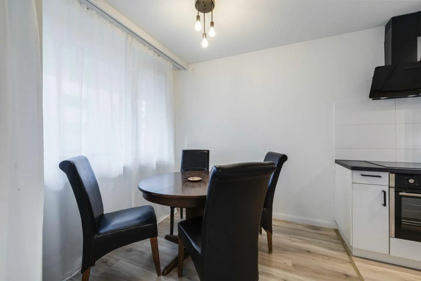 Moderne 2.5-Zimmer Eigentumswohnung mit grossem Balkon und Parkplätzen - im Baurecht - Foto 3 von 12