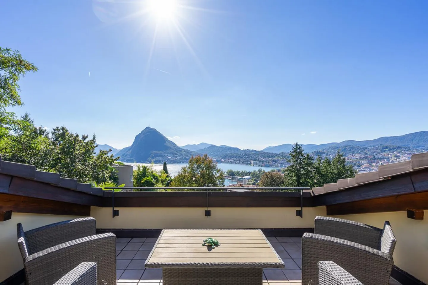 Attico 5.5 locali con vista lago e giardino privato - Foto 1 di 17