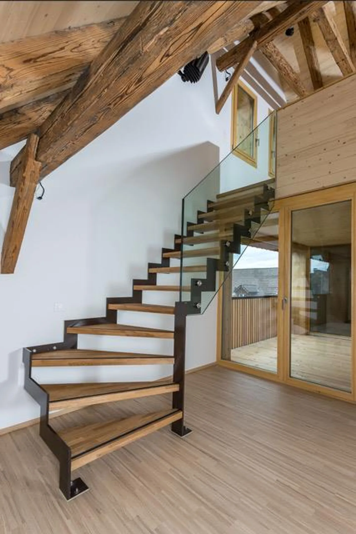 Ampio appartamento di 4,5 stanze al 2° piano e in mansarda - Foto 3 di 6