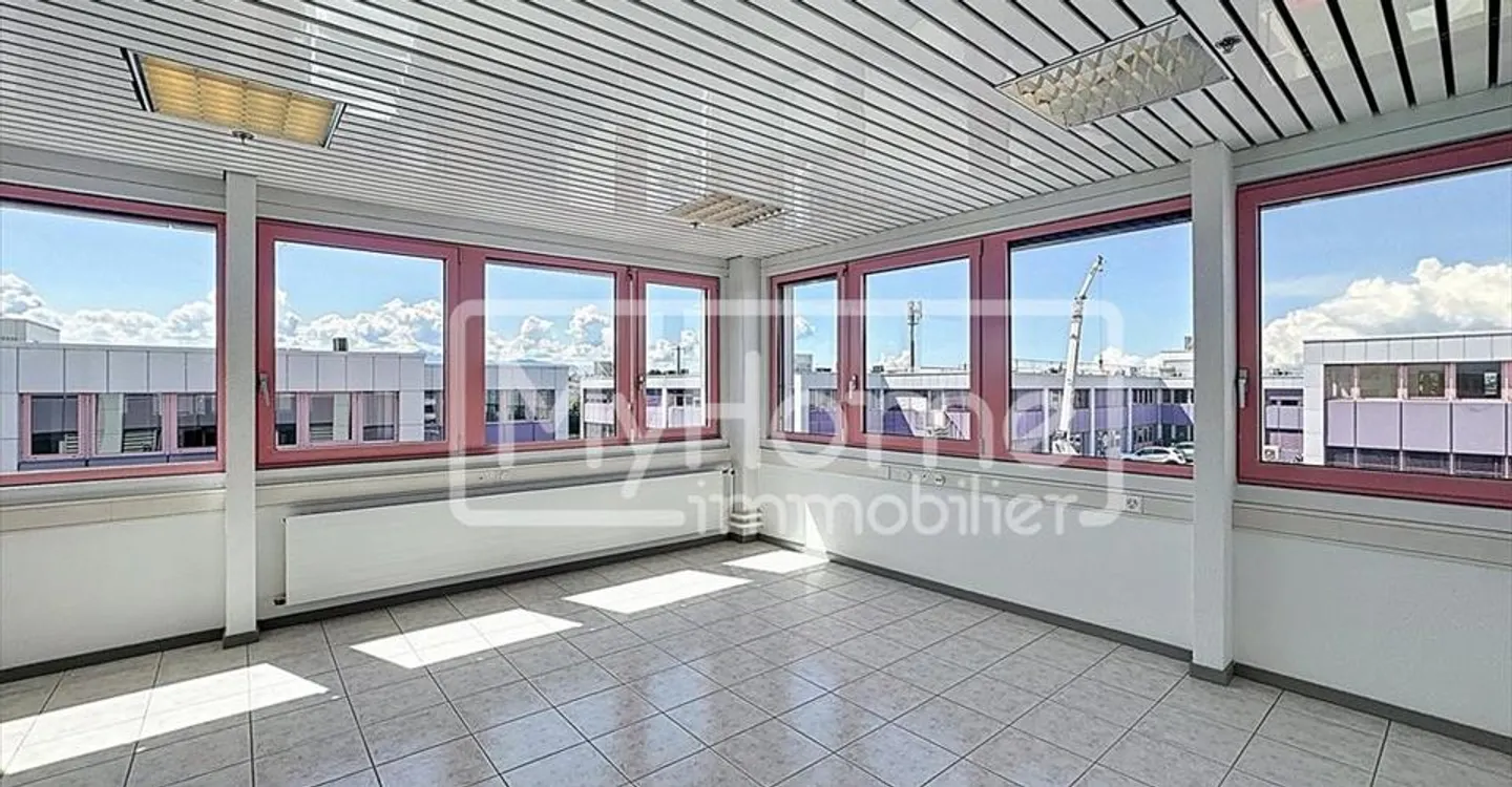 Bright commercial space of 103 m2 in Lonay - Photo 1 of 6