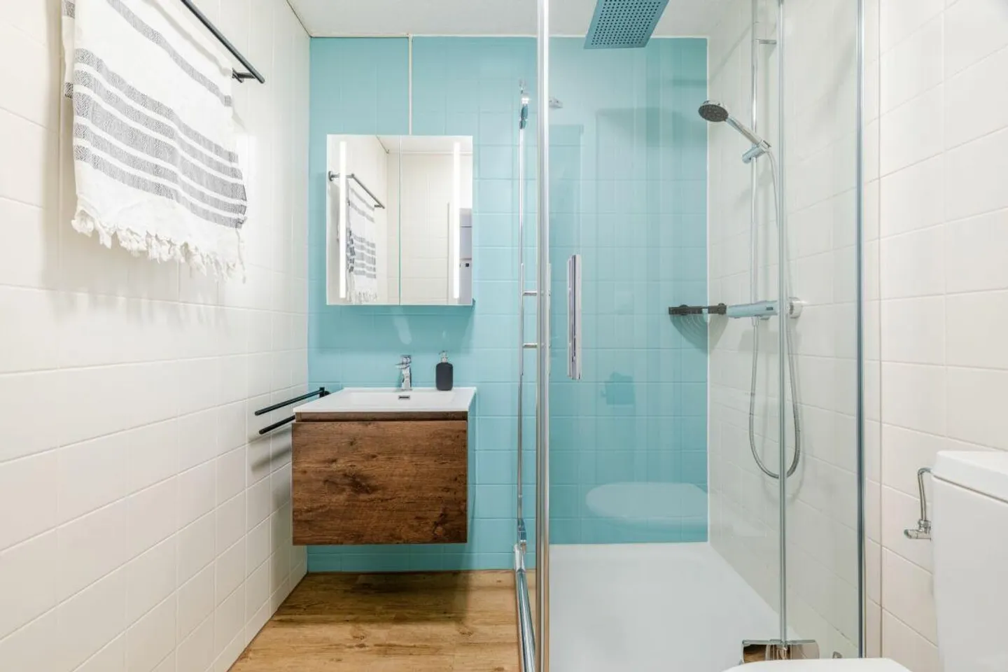 WHERE PEACE MEETS LIVING COMFORT: MODERN 4.5-ROOM APARTMENT WITH TWO... - Photo 5 of 10