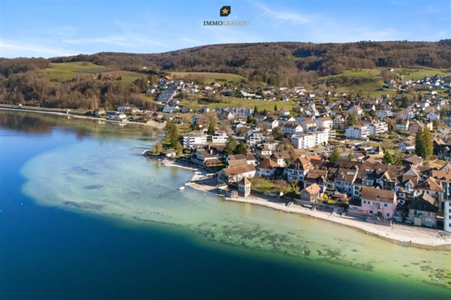 Un joyau rare avec un accès direct au lac. - Photo 8 sur 11