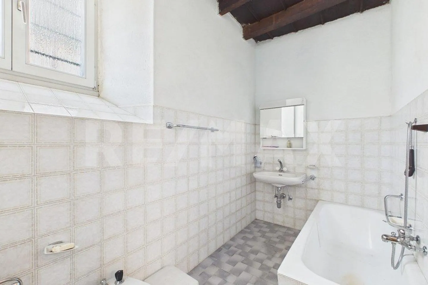 House to renovate in Caneggio: great investment opportunity - Photo 7 of 13