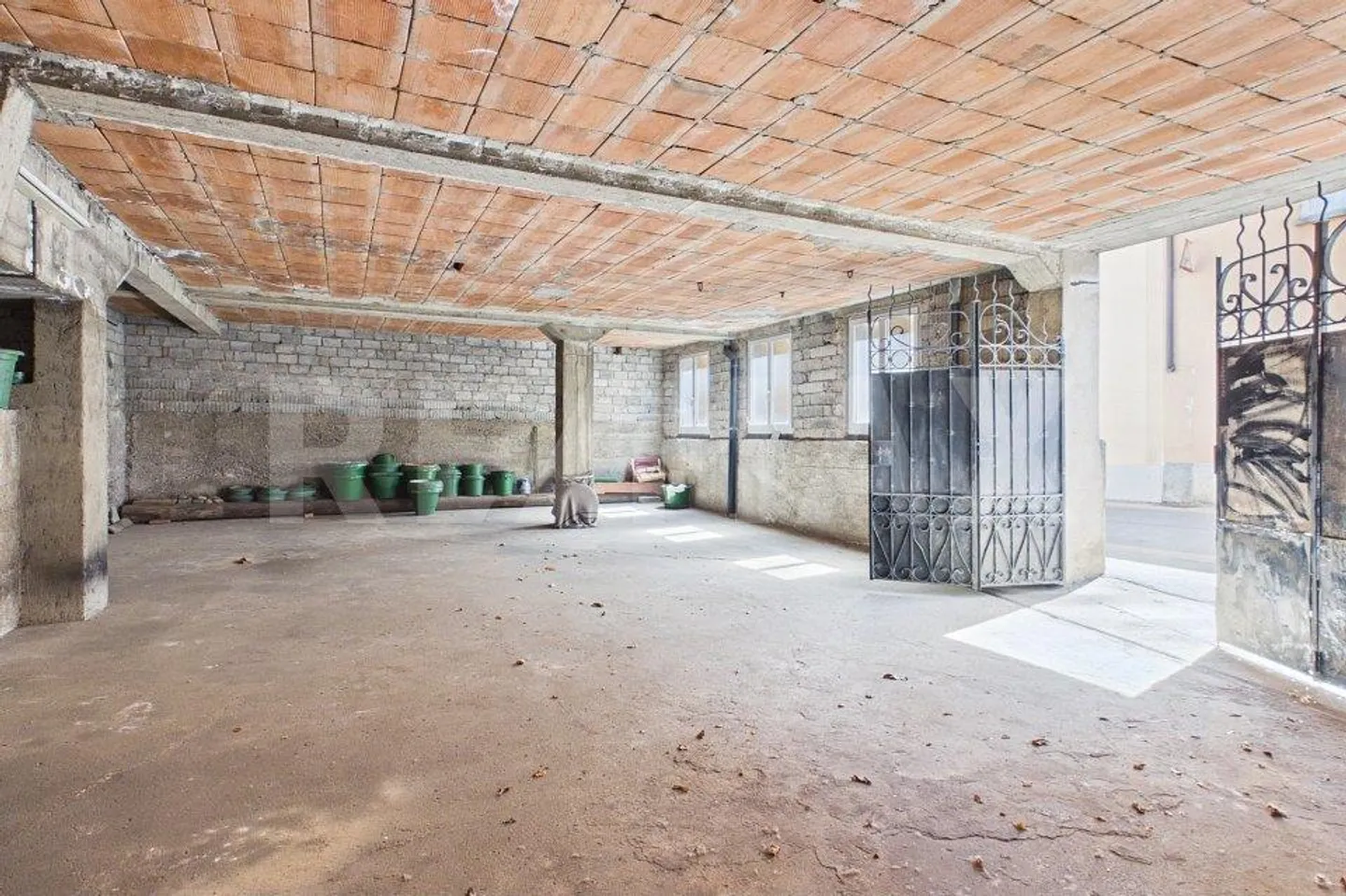 House to renovate in Caneggio: great investment opportunity - Photo 3 of 13