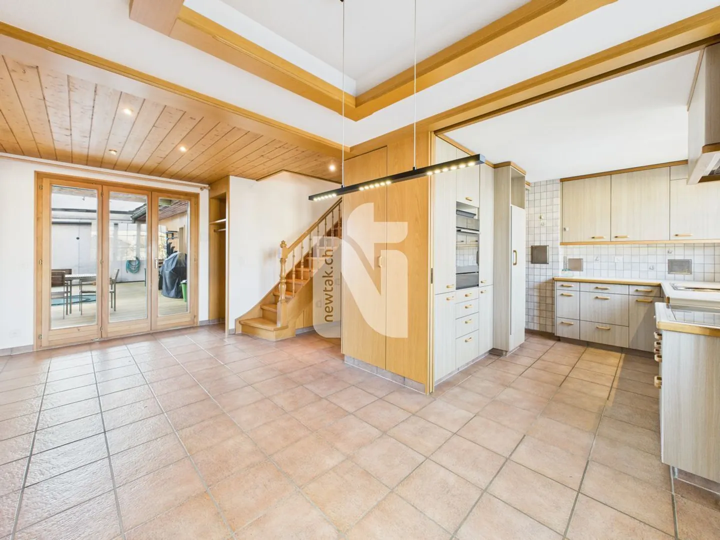 5.5-Room Maisonette in Prime Location with Communal Garden and Terrace - Photo 4 of 13