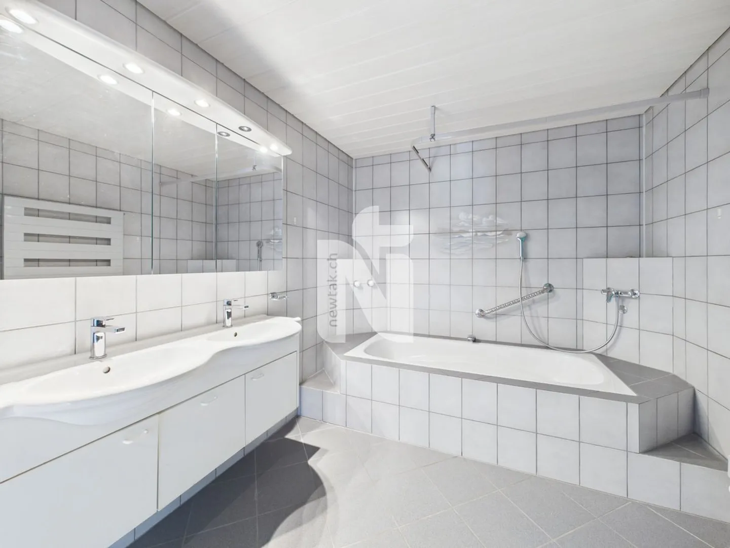 5.5-Room Maisonette in Prime Location with Communal Garden and Terrace - Photo 8 of 13