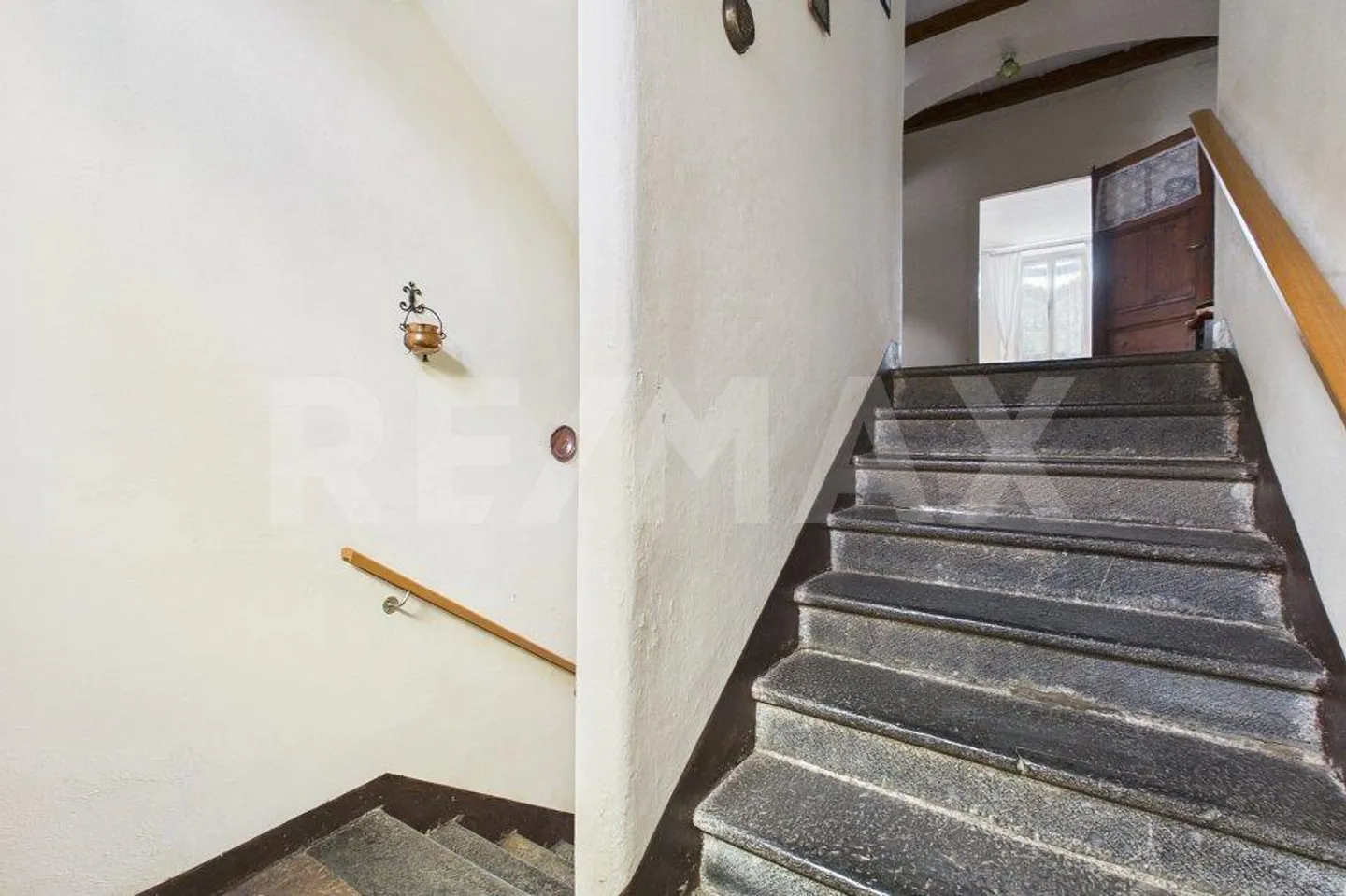 House to renovate in Caneggio: great investment opportunity - Photo 8 of 13