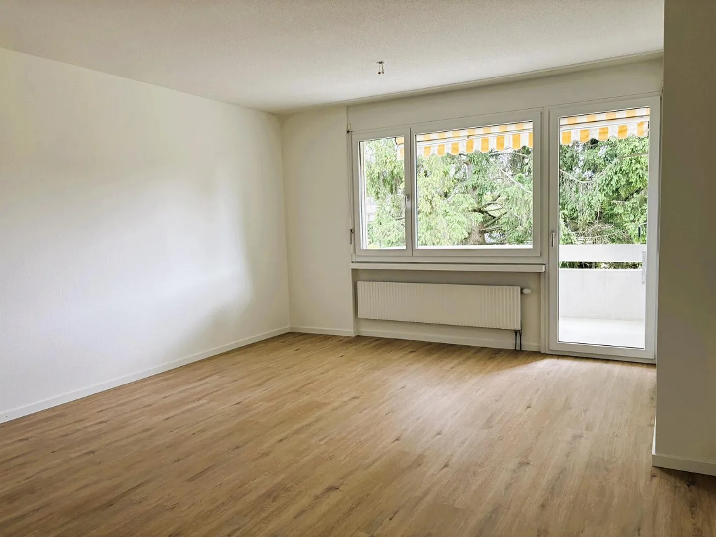 Appartement spacieux, fraîchement rénové de 4 pièces à louer ! - Photo 2 sur 9