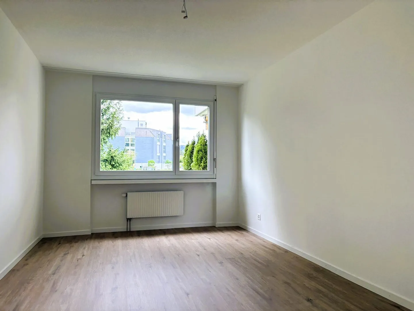 Appartement spacieux, fraîchement rénové de 4 pièces à louer ! - Photo 3 sur 9