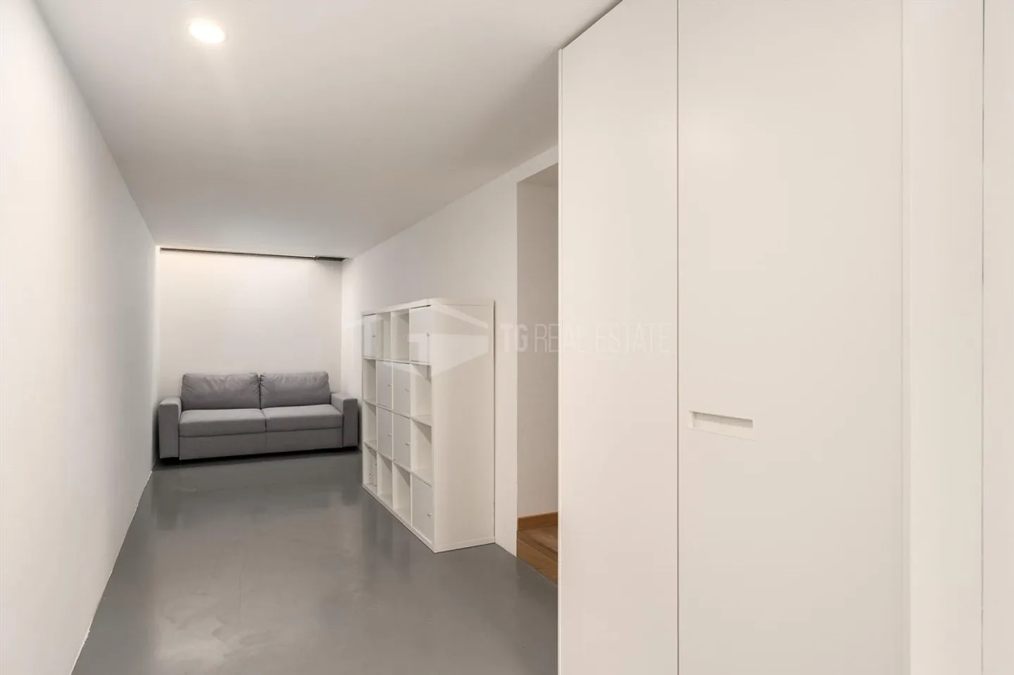 Welcoming 2.5 Rooms with Large Terrace and Garden - Photo 8 of 13