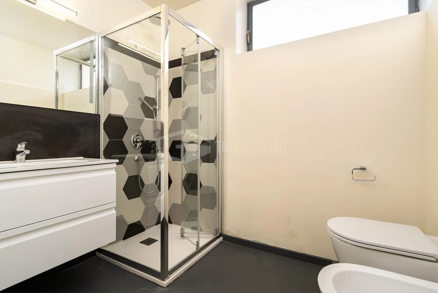 Welcoming 2.5 Rooms with Large Terrace and Garden - Photo 12 of 13