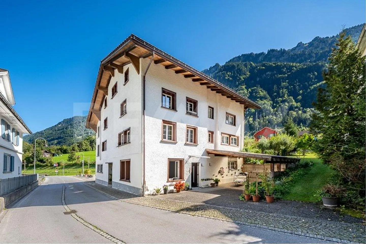 Maison multifamiliale avec trois appartements et réserve foncière - Photo 1 sur 13
