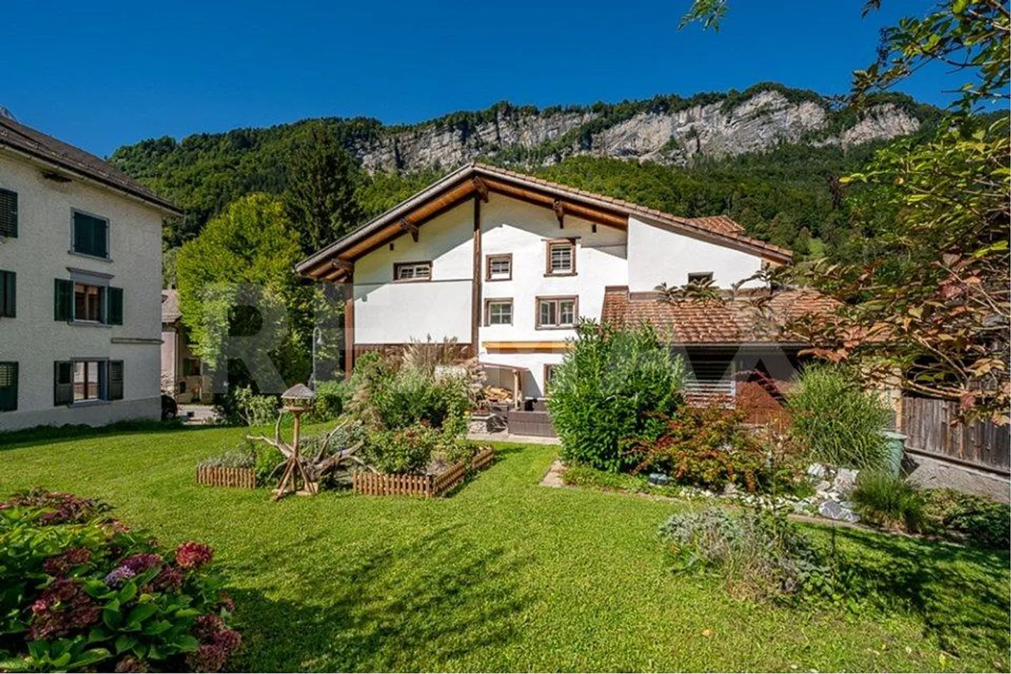 Maison multifamiliale avec trois appartements et réserve foncière - Photo 2 sur 13