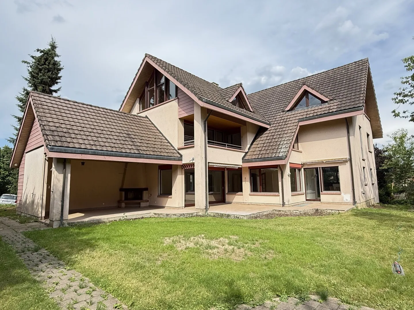 Spacious 9.5-Room Family Home with Over 400 m² of Living Space and Exceptional Privacy - Photo 1 of 6