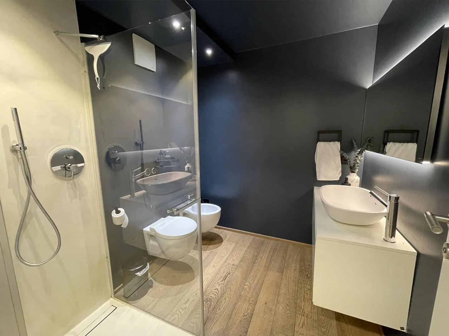 ELEGANT AND SPACIOUS 4.5-ROOM APARTMENT WITH TWO PARKING SPACES - Photo 12 of 13