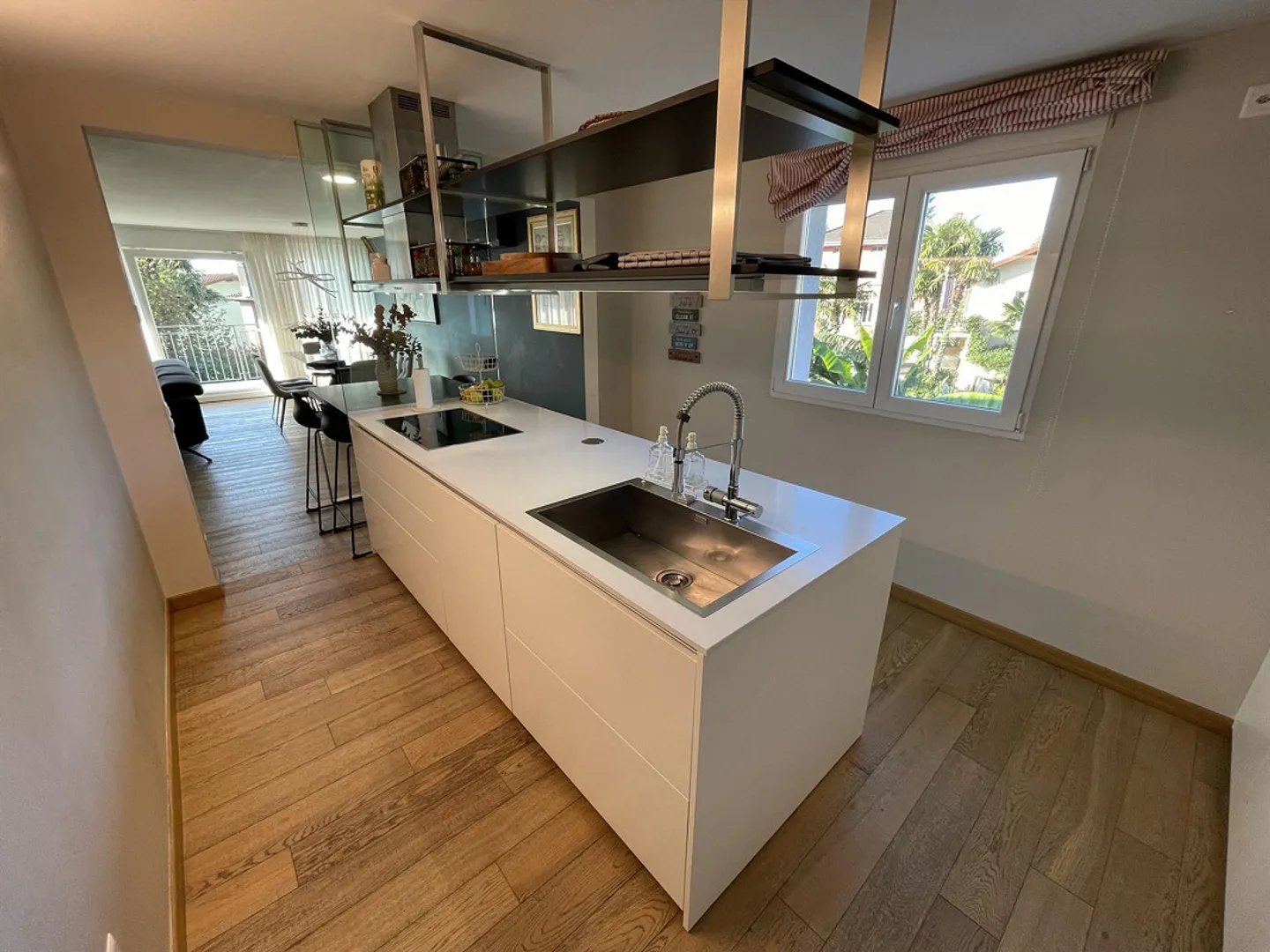 ELEGANT AND SPACIOUS 4.5-ROOM APARTMENT WITH TWO PARKING SPACES - Photo 4 of 13