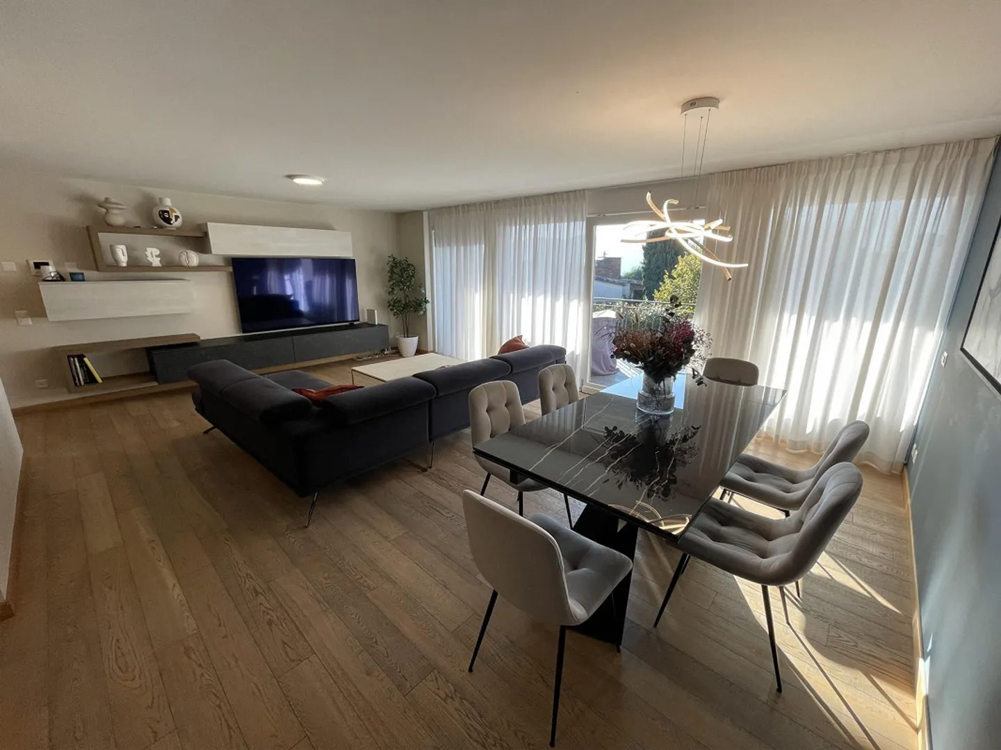 ELEGANT AND SPACIOUS 4.5-ROOM APARTMENT WITH TWO PARKING SPACES - Photo 6 of 13