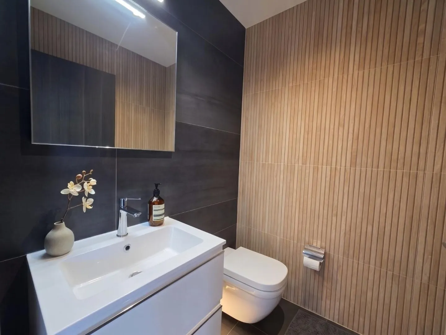 Stunning Attic Apartment with Terrace - Photo 5 of 6