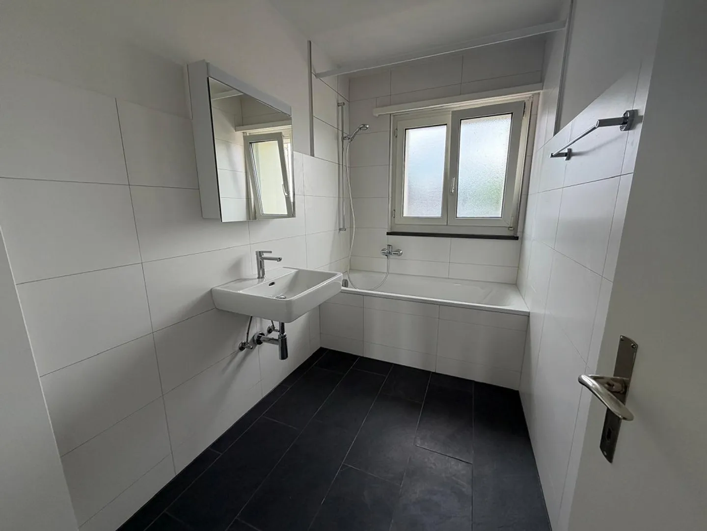 Freshly renovated apartment in a central location - Photo 11 of 13