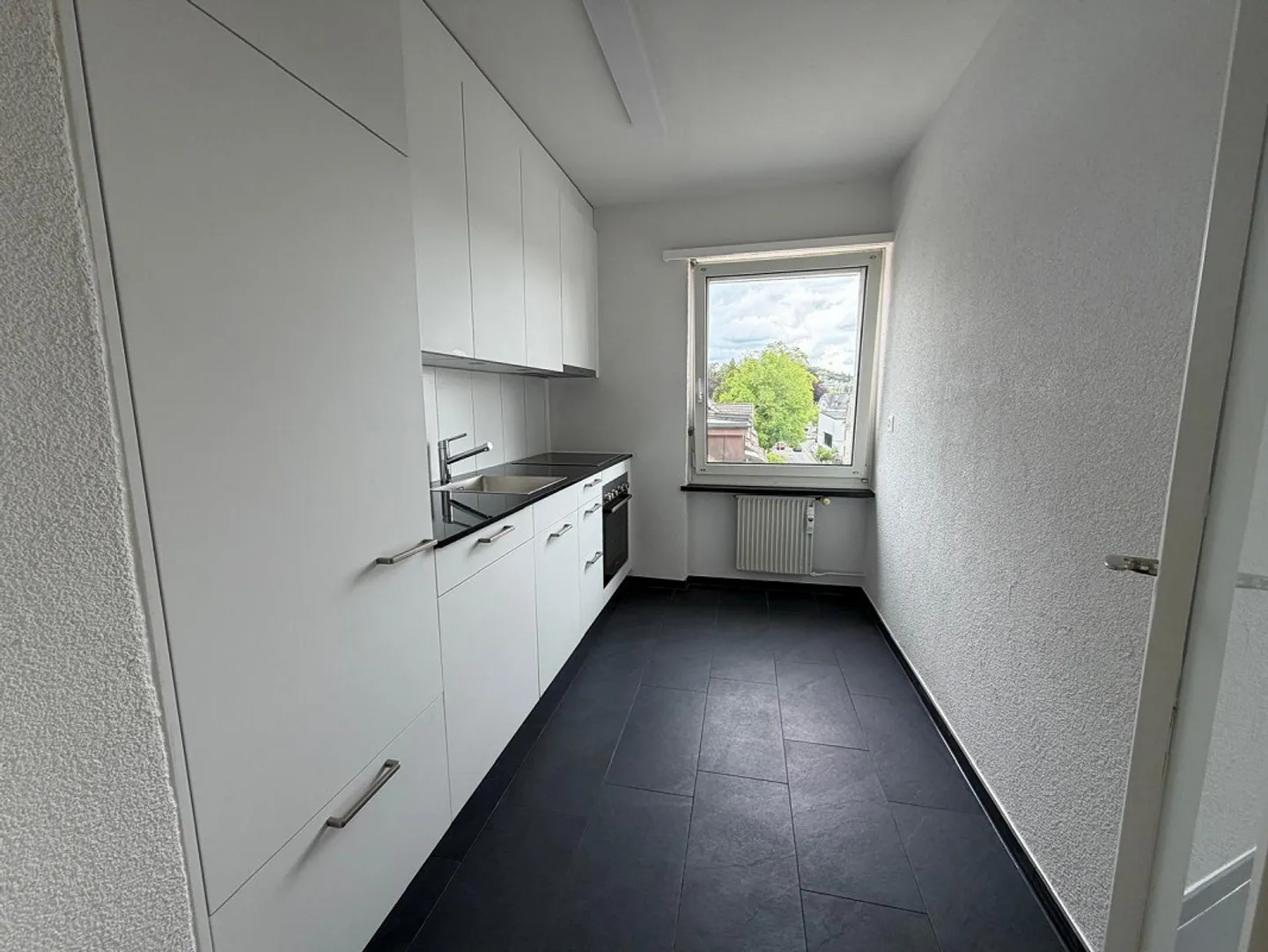 Freshly renovated apartment in a central location - Photo 3 of 13