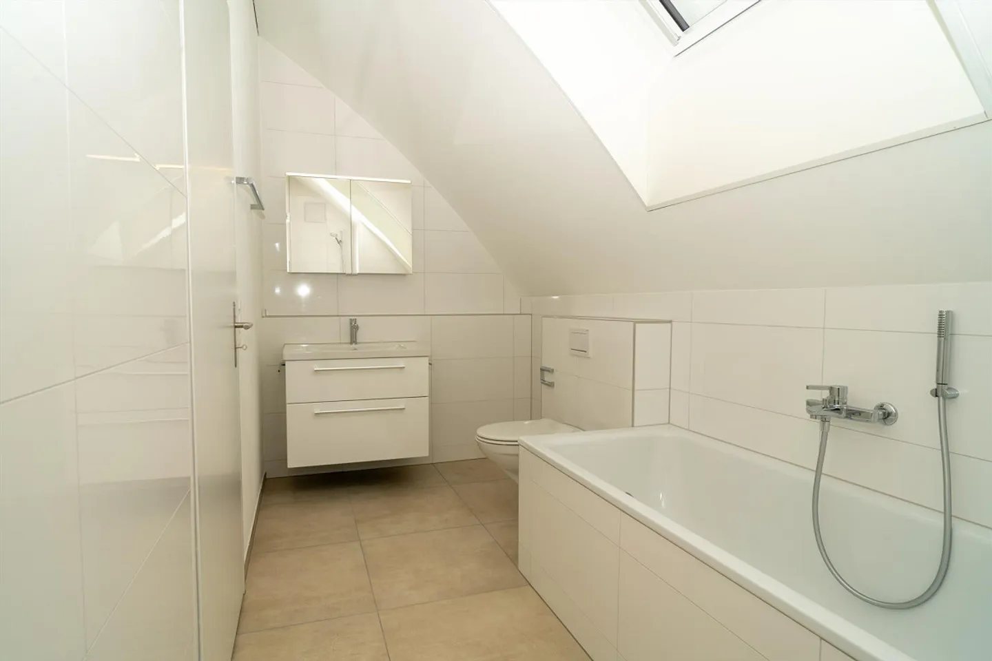 Magnifique appartement en attique de 3,5 pièces dans un nouveau bâtiment - Photo 7 sur 26