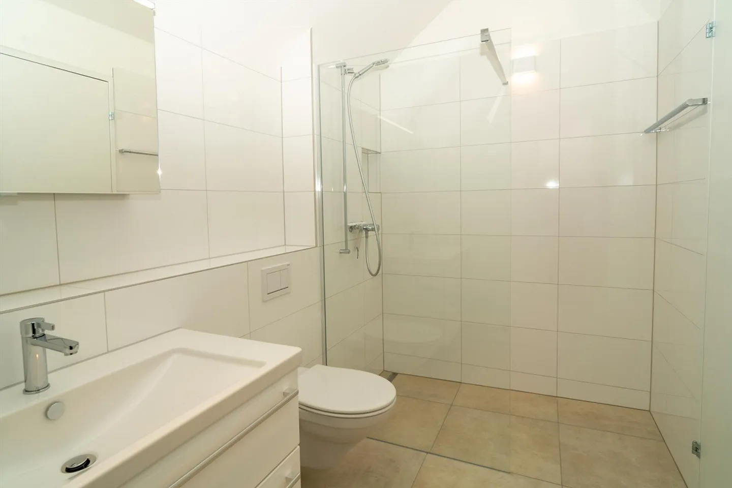 Magnifique appartement en attique de 3,5 pièces dans un nouveau bâtiment - Photo 13 sur 26