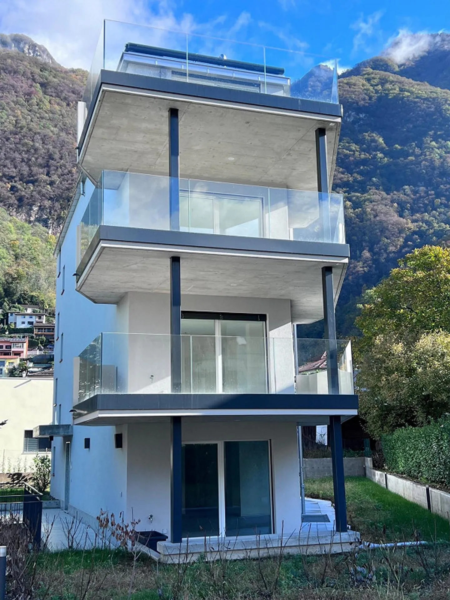MERAVIGLIOSAMENTE ELEGANTE E MODERNO - Foto 1 di 13